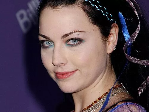 Amy Lee e seu famoso piercing na sobrancelha